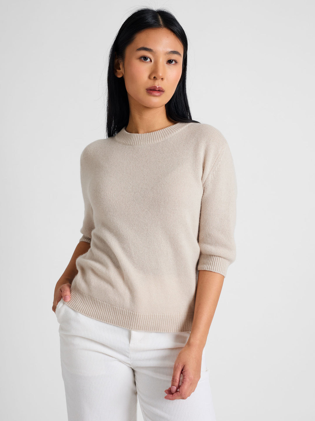 Short sleeved cashmere sweater "Aase" in 100% pure cashmere. Scandinavian design by Kashmina. Color: Cream.