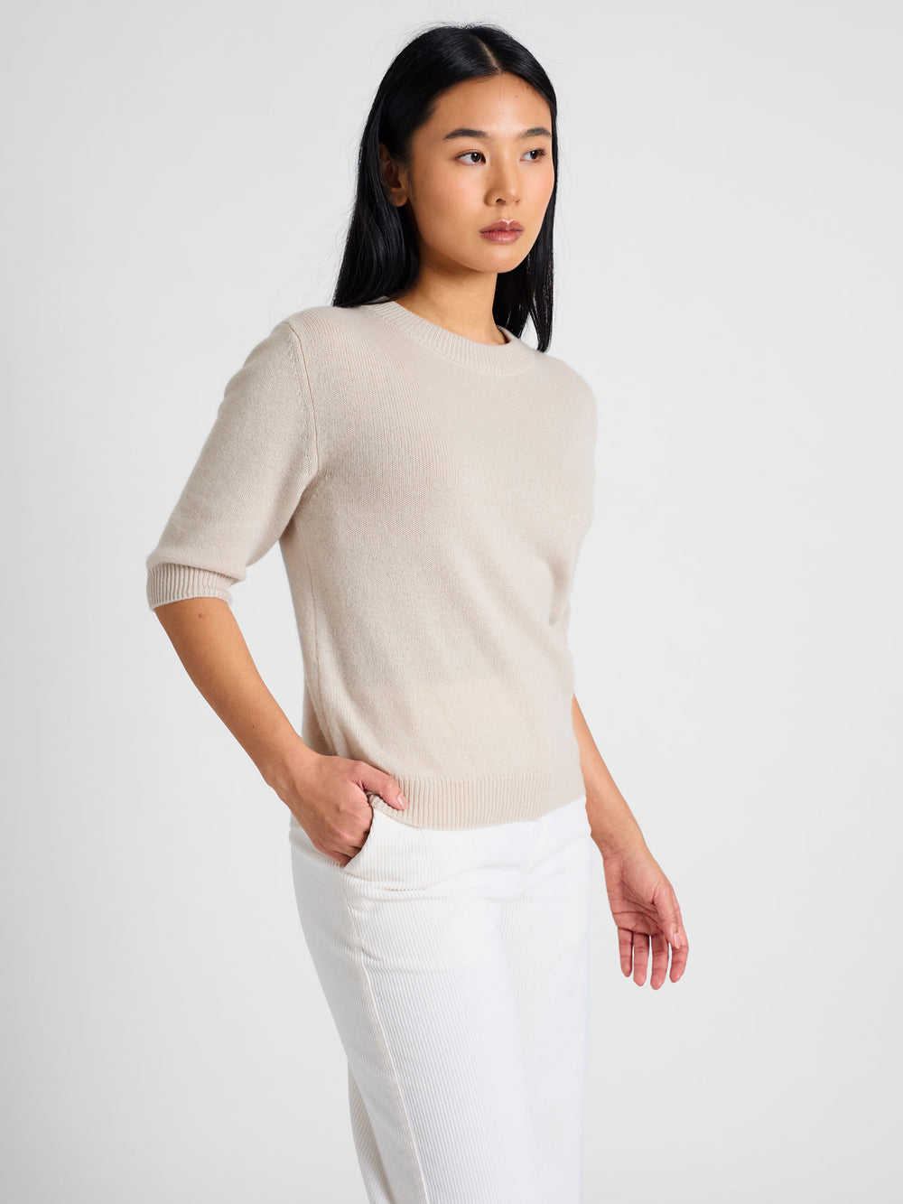 Short sleeved cashmere sweater "Aase" in 100% pure cashmere. Scandinavian design by Kashmina. Color: Cream.