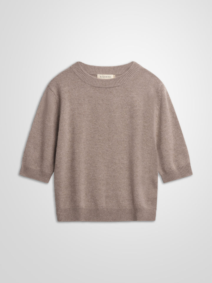 Short sleeved cashmere sweater "Aase" in 100% pure cashmere. Scandinavian design by Kashmina. Color: Toast.