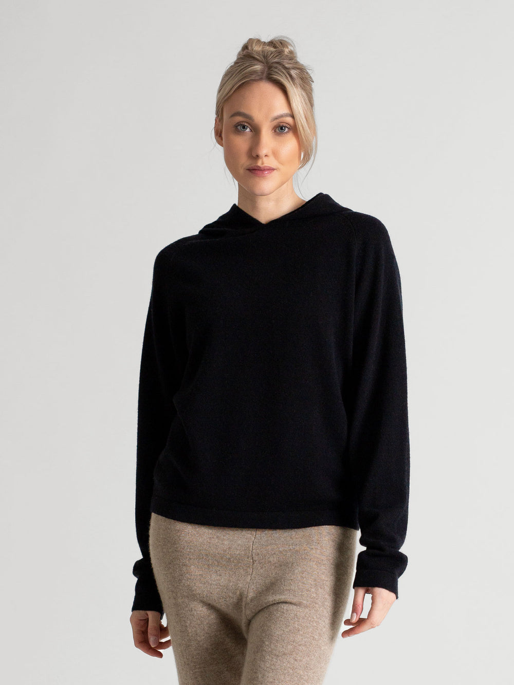 Cashmere hoodie made of 100% pure cashmere. Color: Black. Scandinavian design by Kashmina.