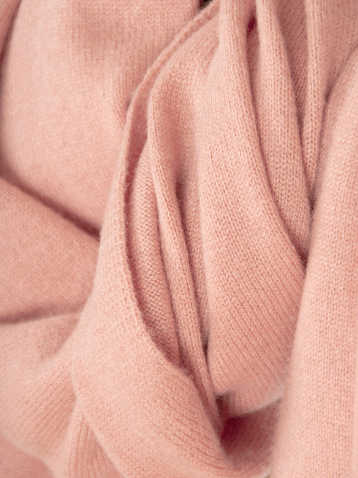 Cashmere scarf "Signature" in 100% cashmere. Color: Peachy pink. Scandinavian design by Kashmina