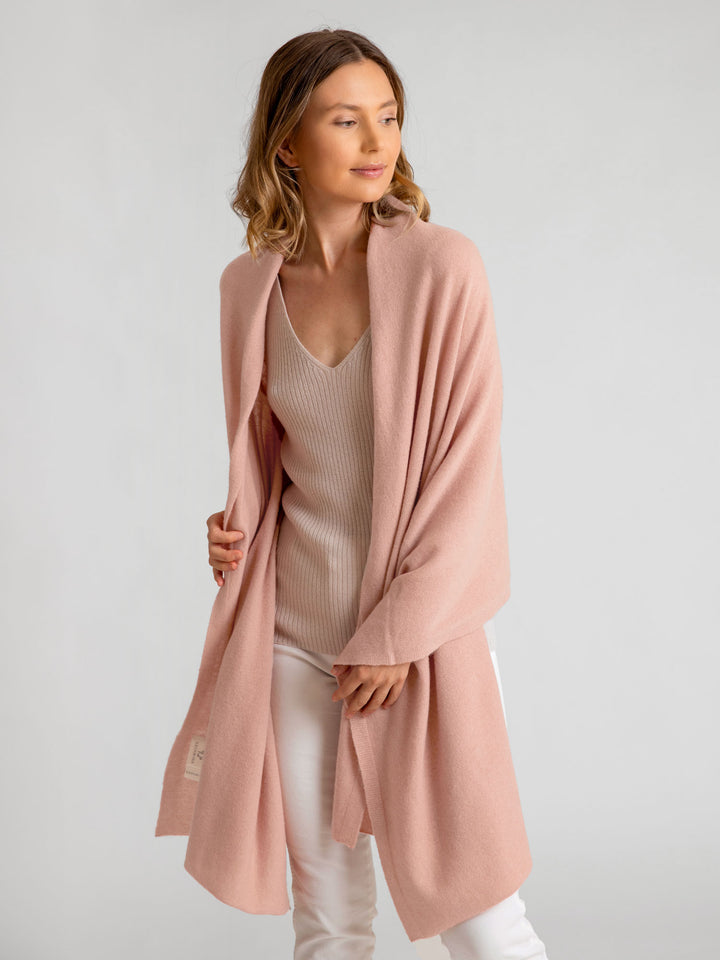 Cashmere scarf "Signature" in 100% cashmere. Color: Peachy pink. Scandinavian design by Kashmina