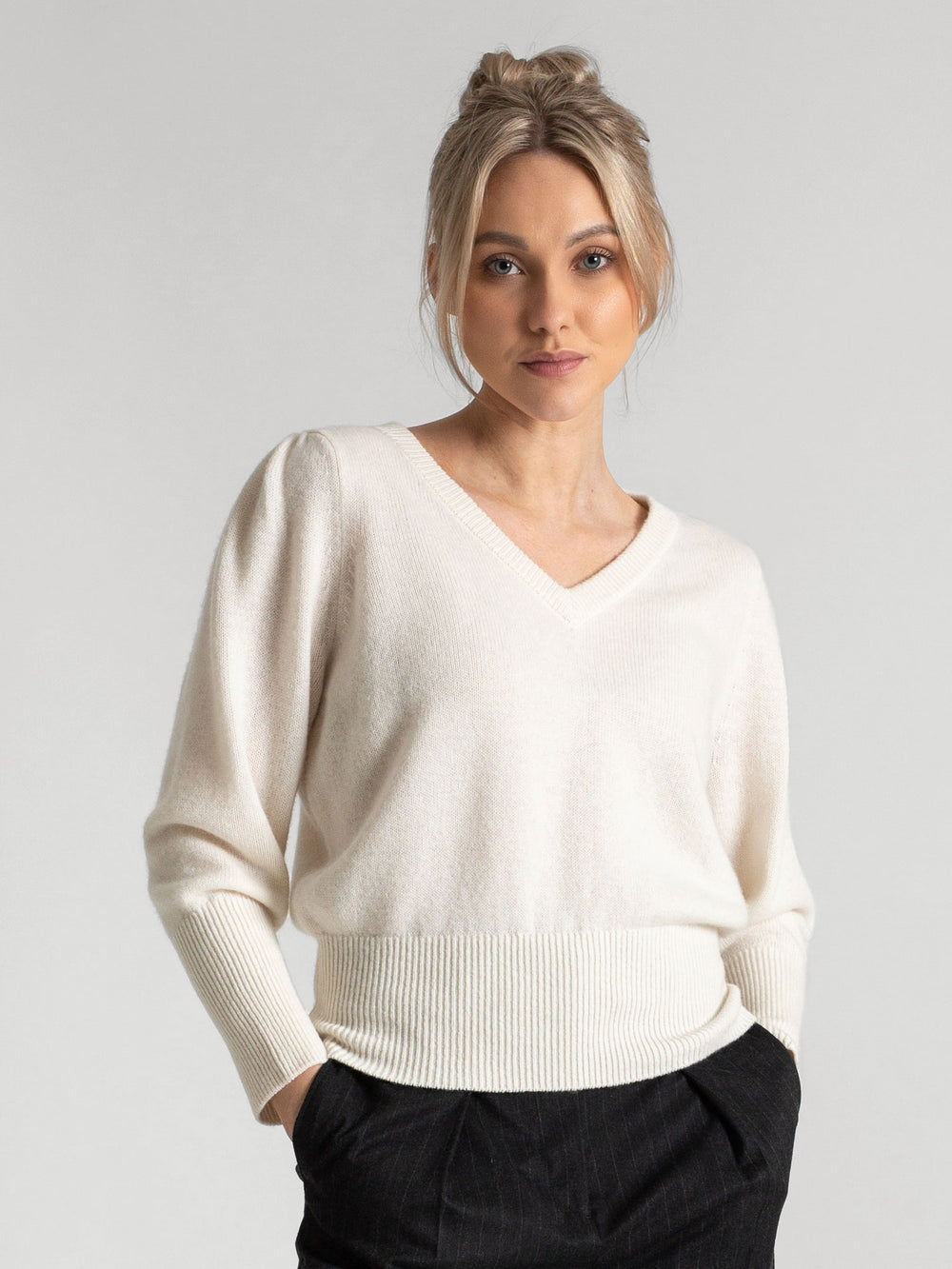 Cashmere sweater "Swan". Puff sleeve, 100% pure cashmere from Kashmina. Color: white