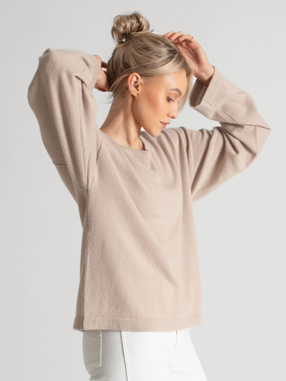 Wide neck cashmere sweater, in 100% pure cashmere. Scandinavian design by Kashmina. Color: Feather.