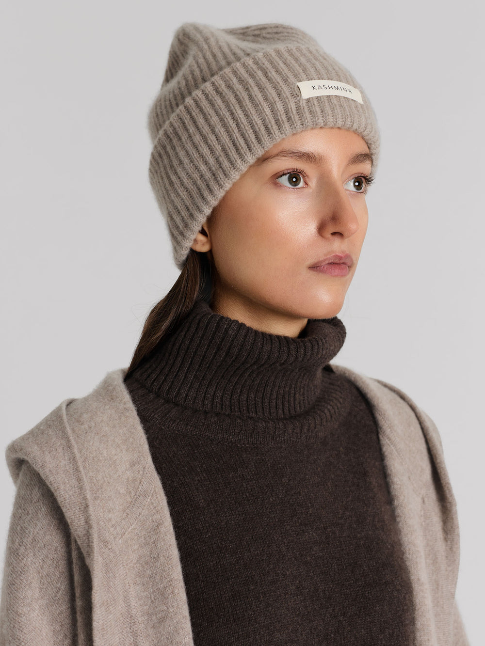 Cashmere beanie in 100% pure cashmere. Scandinavian design by Kashmina. Color: Toast.