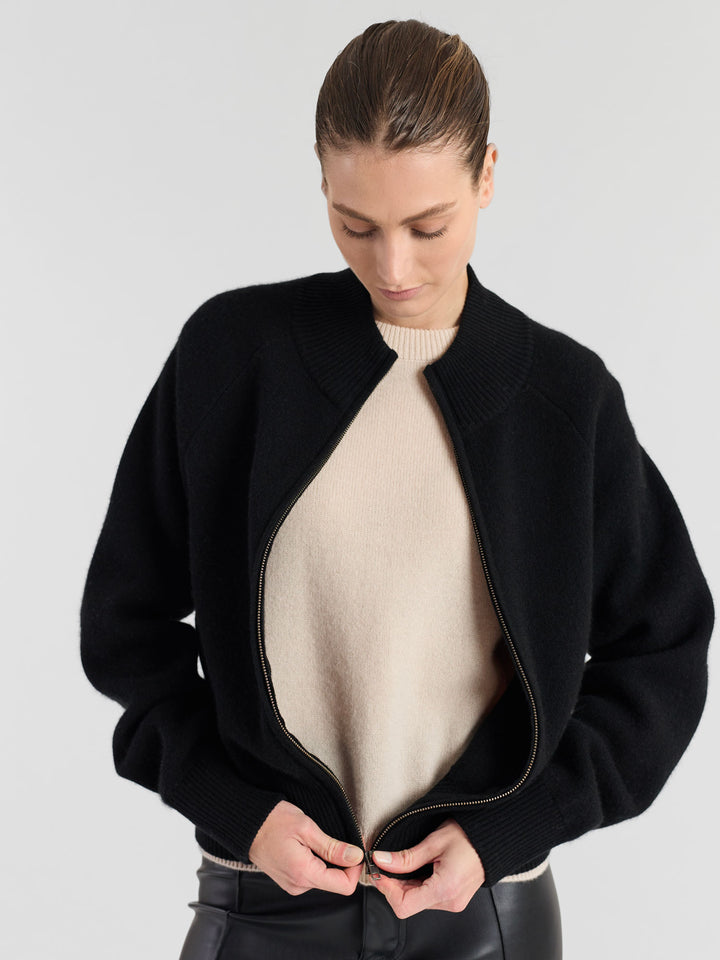 Cashmere bomber-jacket "Oline" in 100% pure cashmere. Scandinavian design by Kashmina. Color: Black.