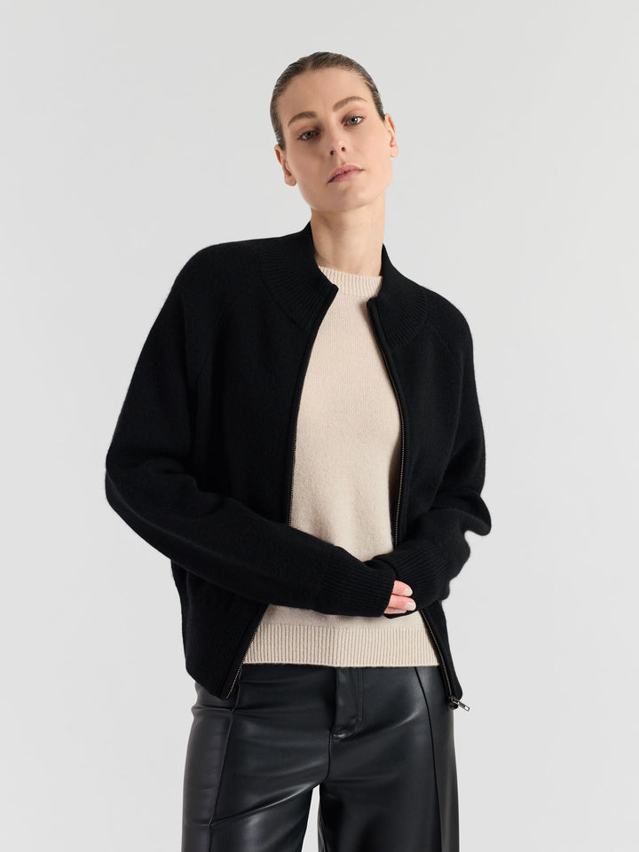 Cashmere bomber-jacket "Oline" in 100% pure cashmere. Scandinavian design by Kashmina. Color: Black.