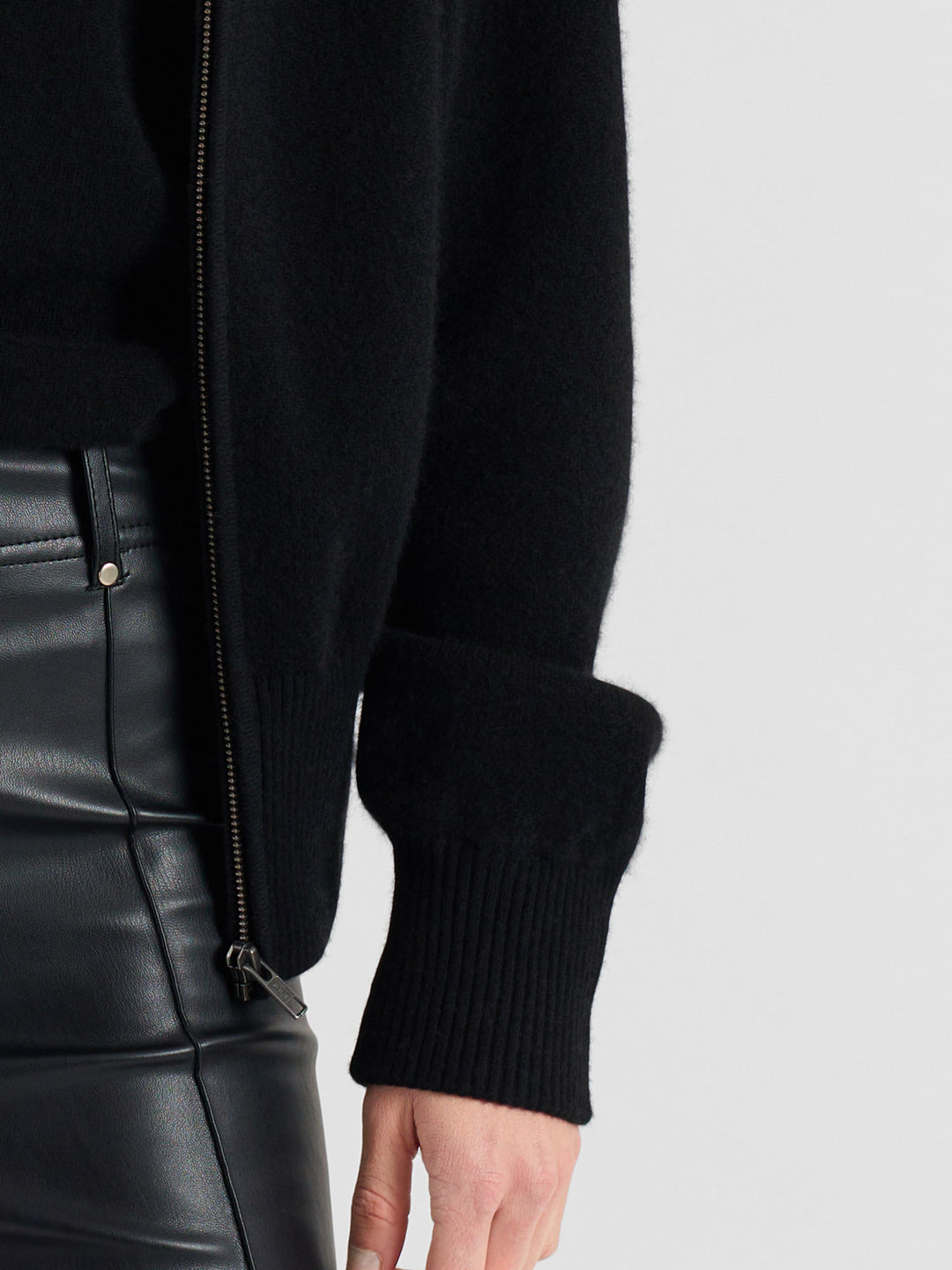 Cashmere bomber-jacket "Oline" in 100% pure cashmere. Scandinavian design by Kashmina. Color: Black.