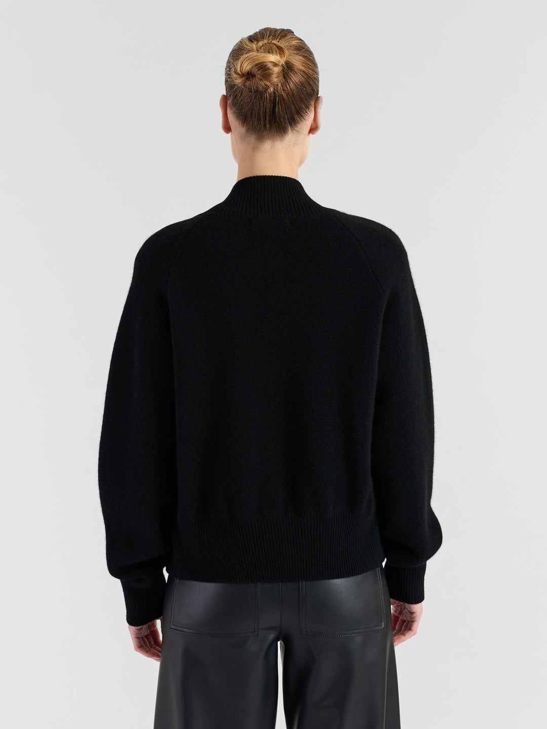 Cashmere bomber-jacket "Oline" in 100% pure cashmere. Scandinavian design by Kashmina. Color: Black.