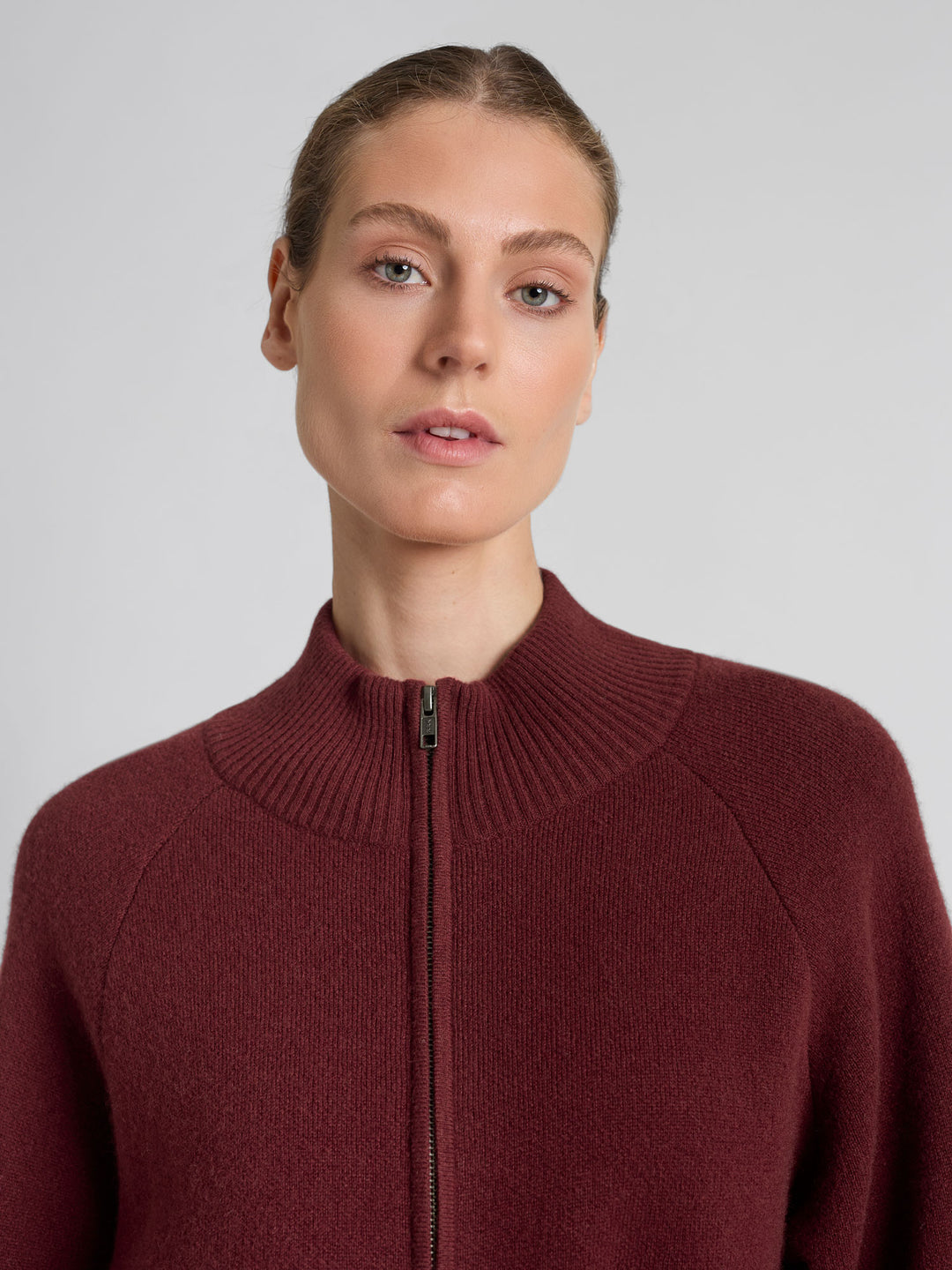 Cashmere bomber-jacket "Oline" in 100% pure cashmere. Scandinavian design by Kashmina. Color: Deep red, burgundy "Bordeaux".