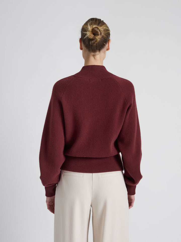 Cashmere bomber-jacket "Oline" in 100% pure cashmere. Scandinavian design by Kashmina. Color: Deep red, burgundy "Bordeaux".