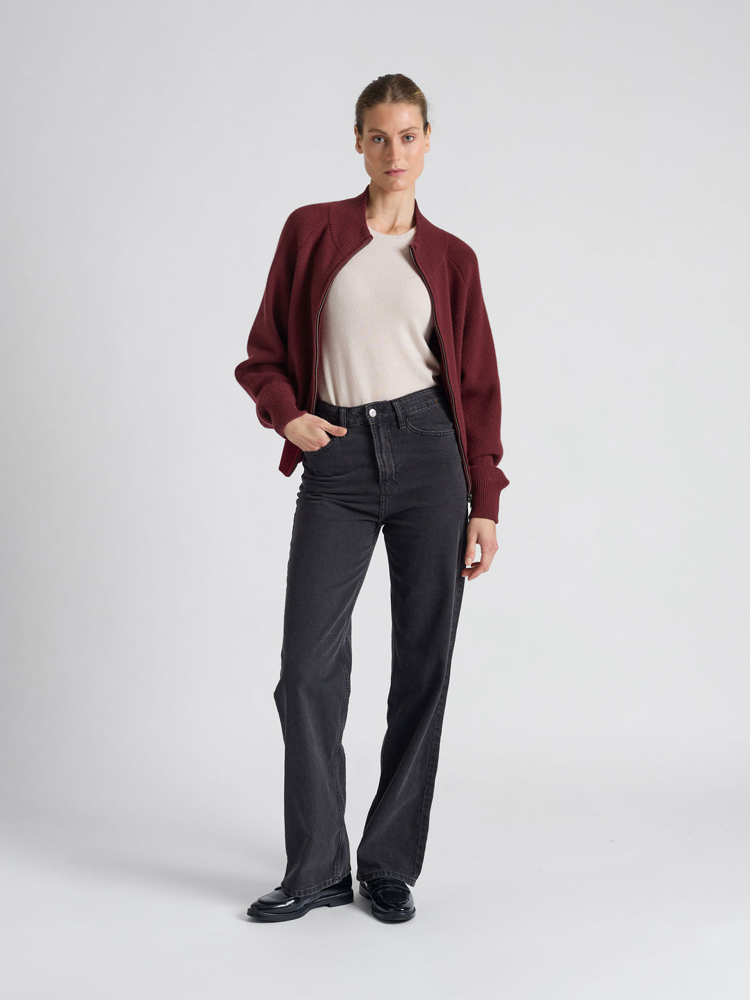 Cashmere bomber-jacket "Oline" in 100% pure cashmere. Scandinavian design by Kashmina. Color: Deep red, burgundy "Bordeaux".