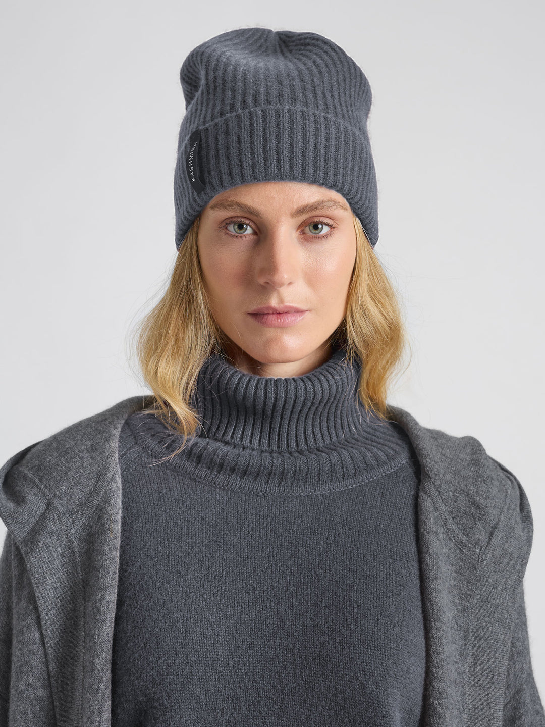 Cashmere beanie "Elli" in 100% pure cashmere. Color: Blue Fog. Scandinavian design by Kashmina.