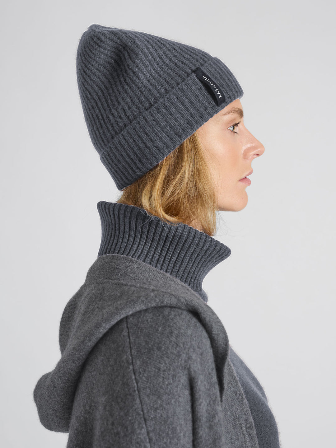 Cashmere beanie "Elli" in 100% pure cashmere. Color: Blue Fog. Scandinavian design by Kashmina.