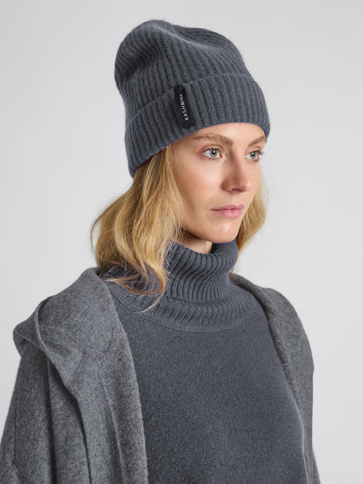 Cashmere beanie "Elli" in 100% pure cashmere. Color: Blue Fog. Scandinavian design by Kashmina.