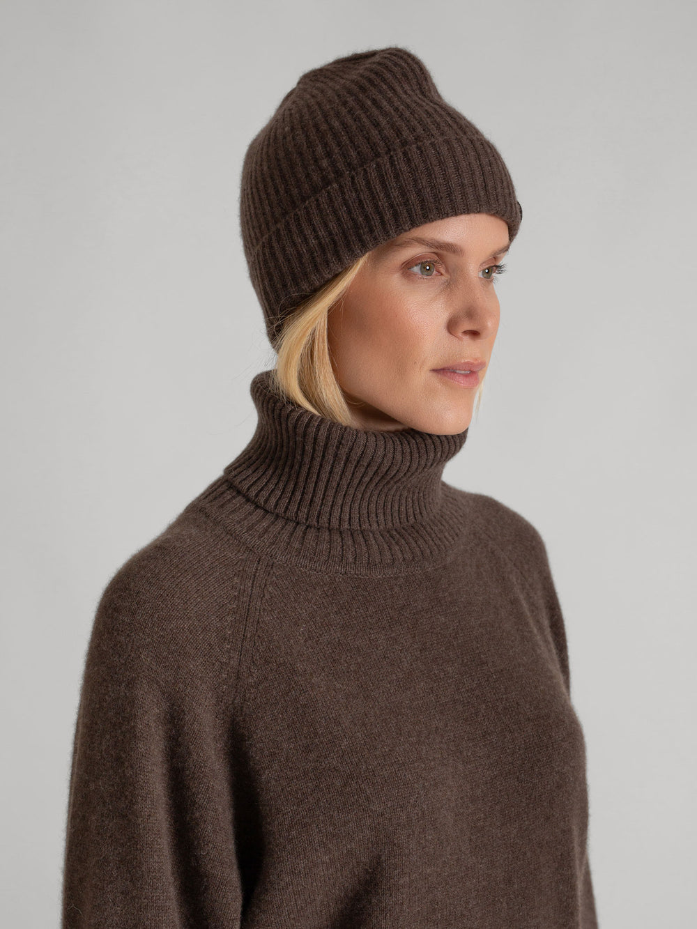 cashmere cap "Elli" in 100% pure cashmere. Color: Dark Brown. Scandinavian design by Kashmina