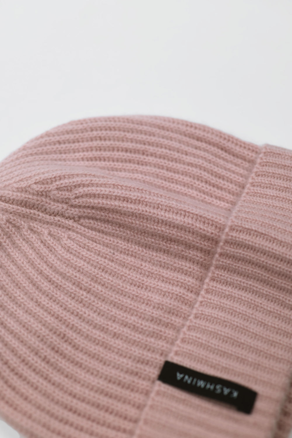 Cashmere beanie "Elli" in 100% pure cashmere. Color: Rose Glow. Scandinavian design by Kashmina.