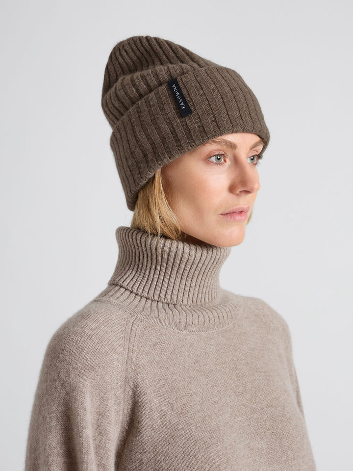 Cashmere beanie "Oda". Color: Dark Toast. In 100% pure cashmere. Scandinavian design by Kashmina.