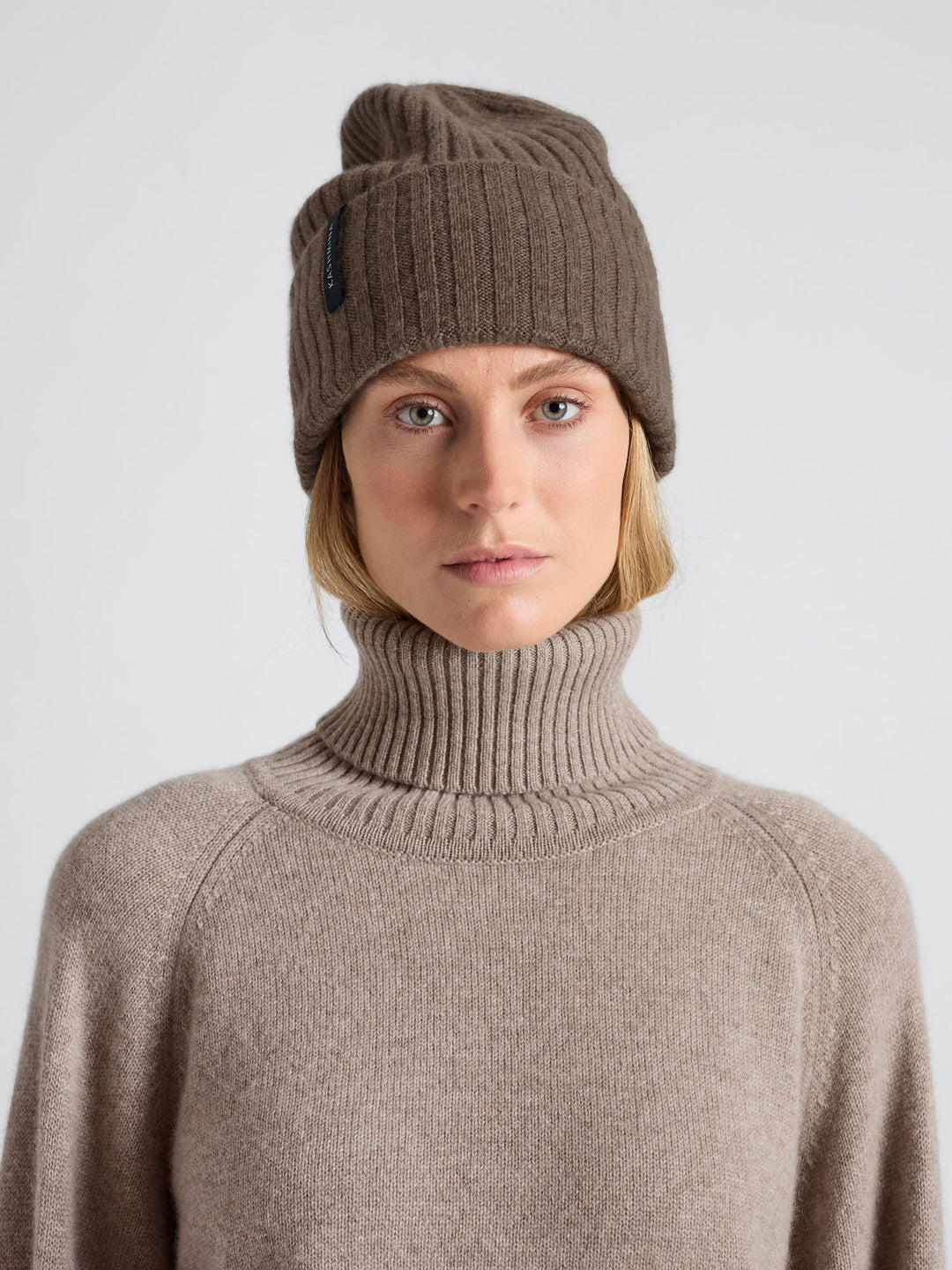 Cashmere beanie "Oda". Color: Dark Toast. In 100% pure cashmere. Scandinavian design by Kashmina.