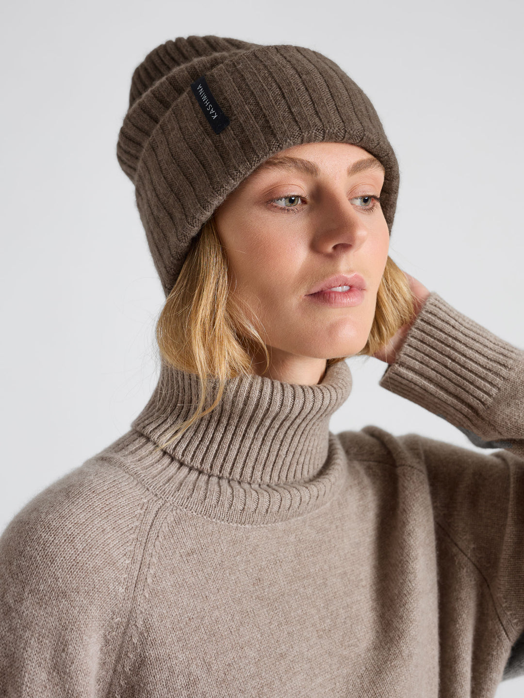 Cashmere beanie "Oda". Color: Dark Toast. In 100% pure cashmere. Scandinavian design by Kashmina.