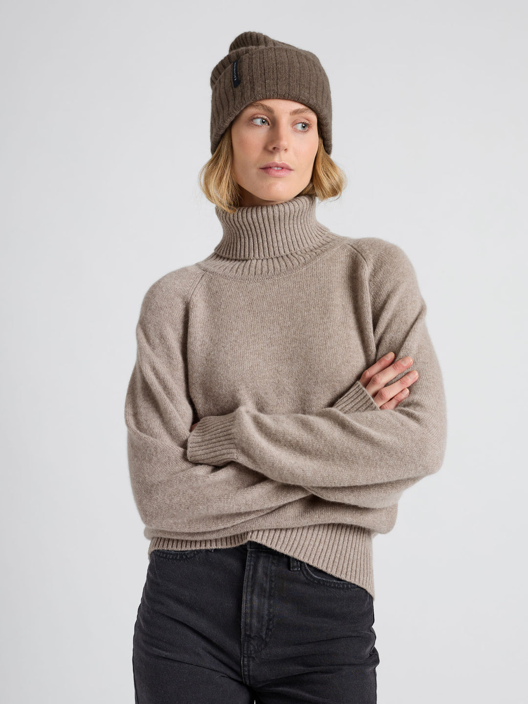 Cashmere beanie "Oda". Color: Dark Toast. In 100% pure cashmere. Scandinavian design by Kashmina.