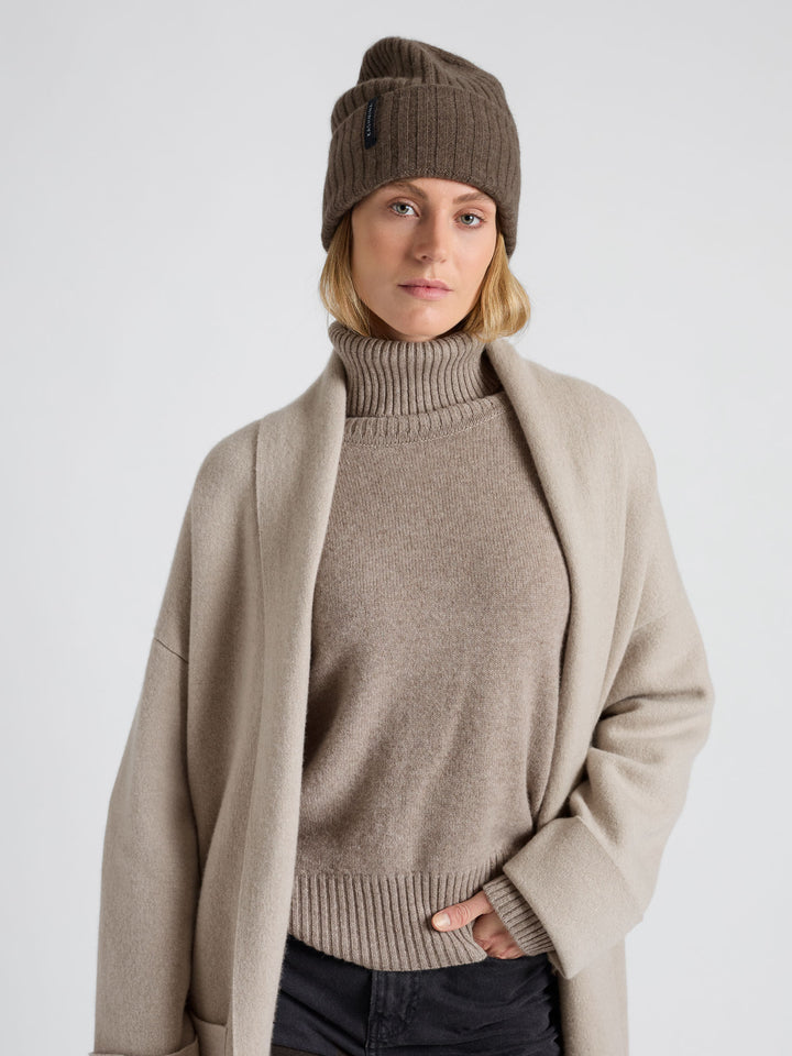 Cashmere beanie "Oda". Color: Dark Toast. In 100% pure cashmere. Scandinavian design by Kashmina.