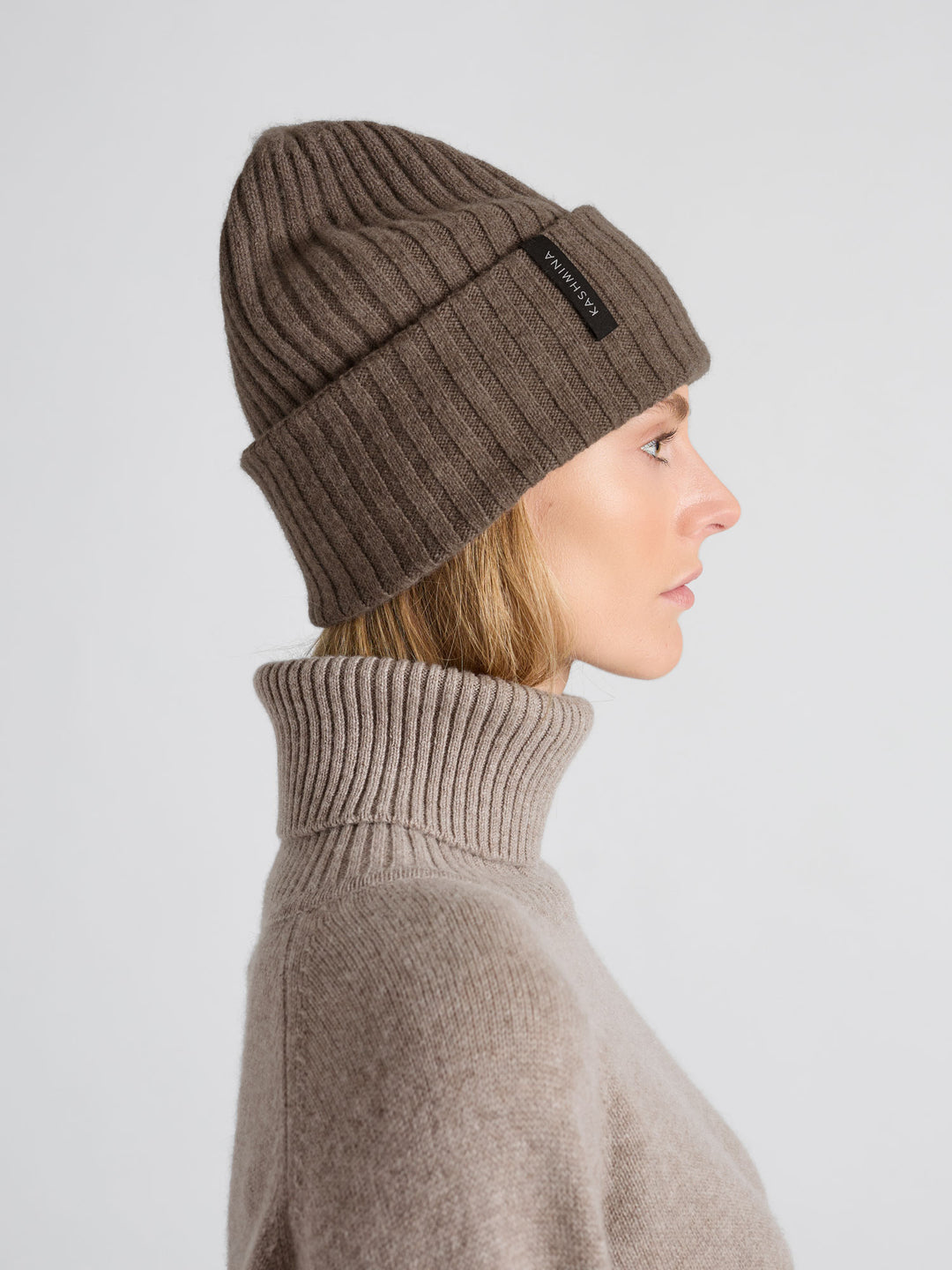 Cashmere beanie "Oda". Color: Dark Toast. In 100% pure cashmere. Scandinavian design by Kashmina.