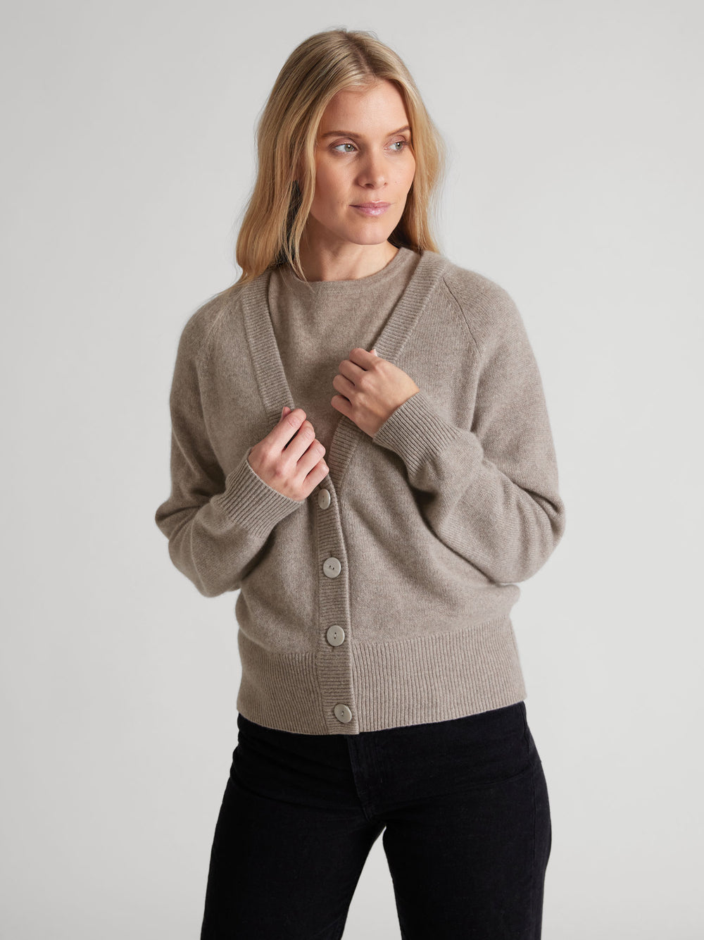 Cashmere cardigan "Eir" in 100% pure cashmere. Scandinavian design by kashmina.