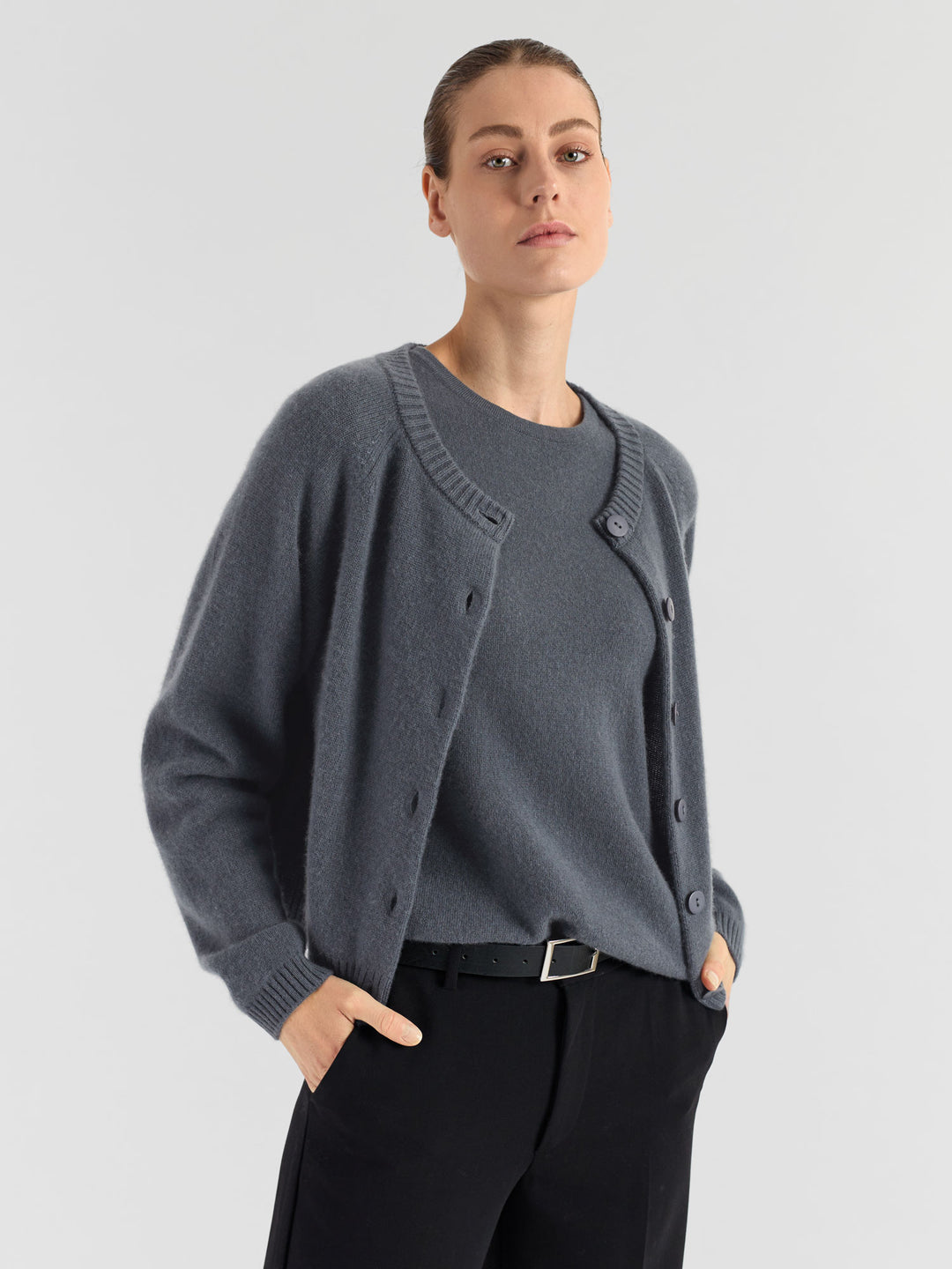 Cashmere cardigan "Randi" in 100% pure cashmere. Scandinavian design by Kashmina. Color: Blue Fog.