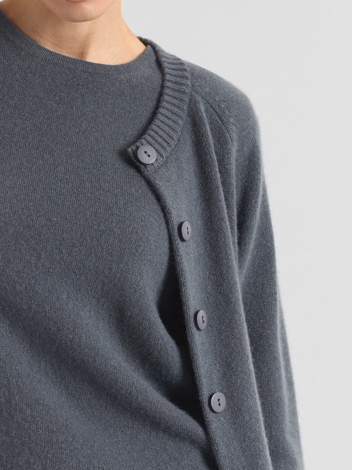 Cashmere cardigan "Randi" in 100% pure cashmere. Scandinavian design by Kashmina. Color: Blue Fog.