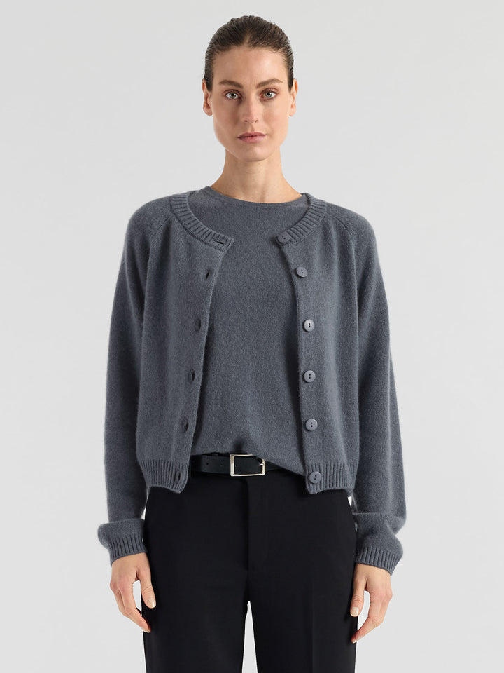 Cashmere cardigan "Randi" in 100% pure cashmere. Scandinavian design by Kashmina. Color: Blue Fog.