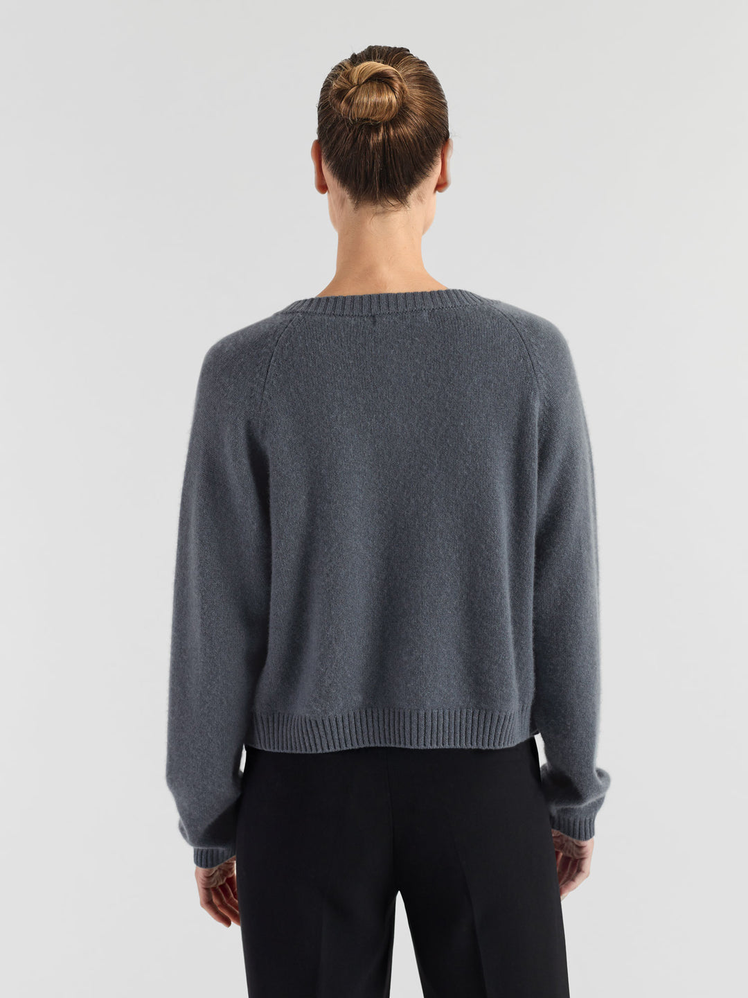 Cashmere cardigan "Randi" in 100% pure cashmere. Scandinavian design by Kashmina. Color: Blue Fog.