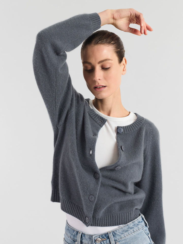 Cashmere cardigan "Randi" in 100% pure cashmere. Scandinavian design by Kashmina. Color: Blue Fog.