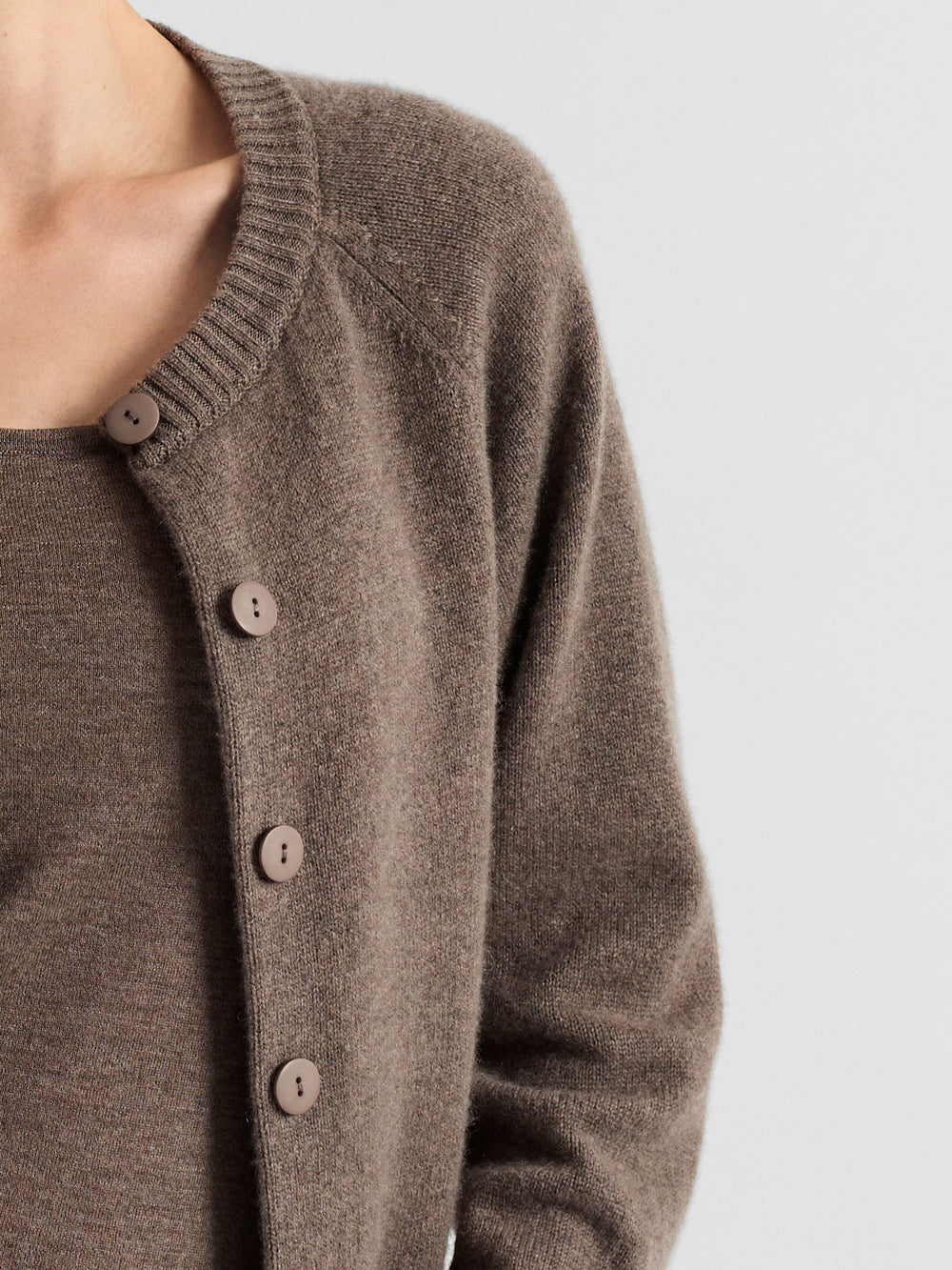 Cashmere cardigan "Randi" in 100% pure cashmere. Scandinavian design by Kashmina. Color: Dark Toast.