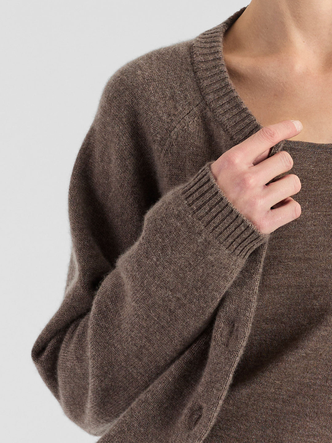 Cashmere cardigan "Randi" in 100% pure cashmere. Scandinavian design by Kashmina. Color: Dark Toast.