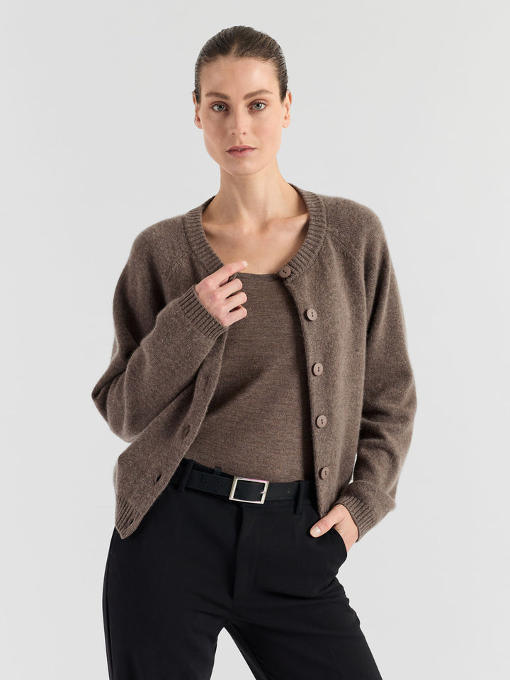 Cashmere cardigan "Randi" in 100% pure cashmere. Scandinavian design by Kashmina. Color: Dark Toast.