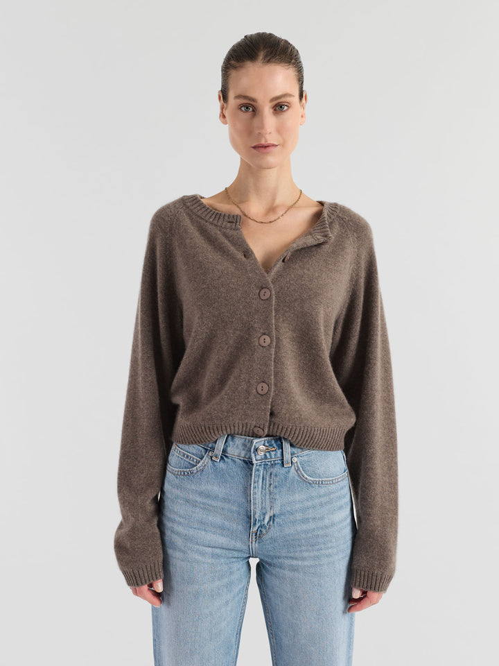 Cashmere cardigan "Randi" in 100% pure cashmere. Scandinavian design by Kashmina. Color: Dark Toast.