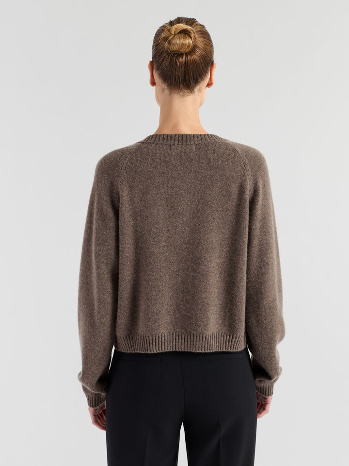 Cashmere cardigan "Randi" in 100% pure cashmere. Scandinavian design by Kashmina. Color: Dark Toast.