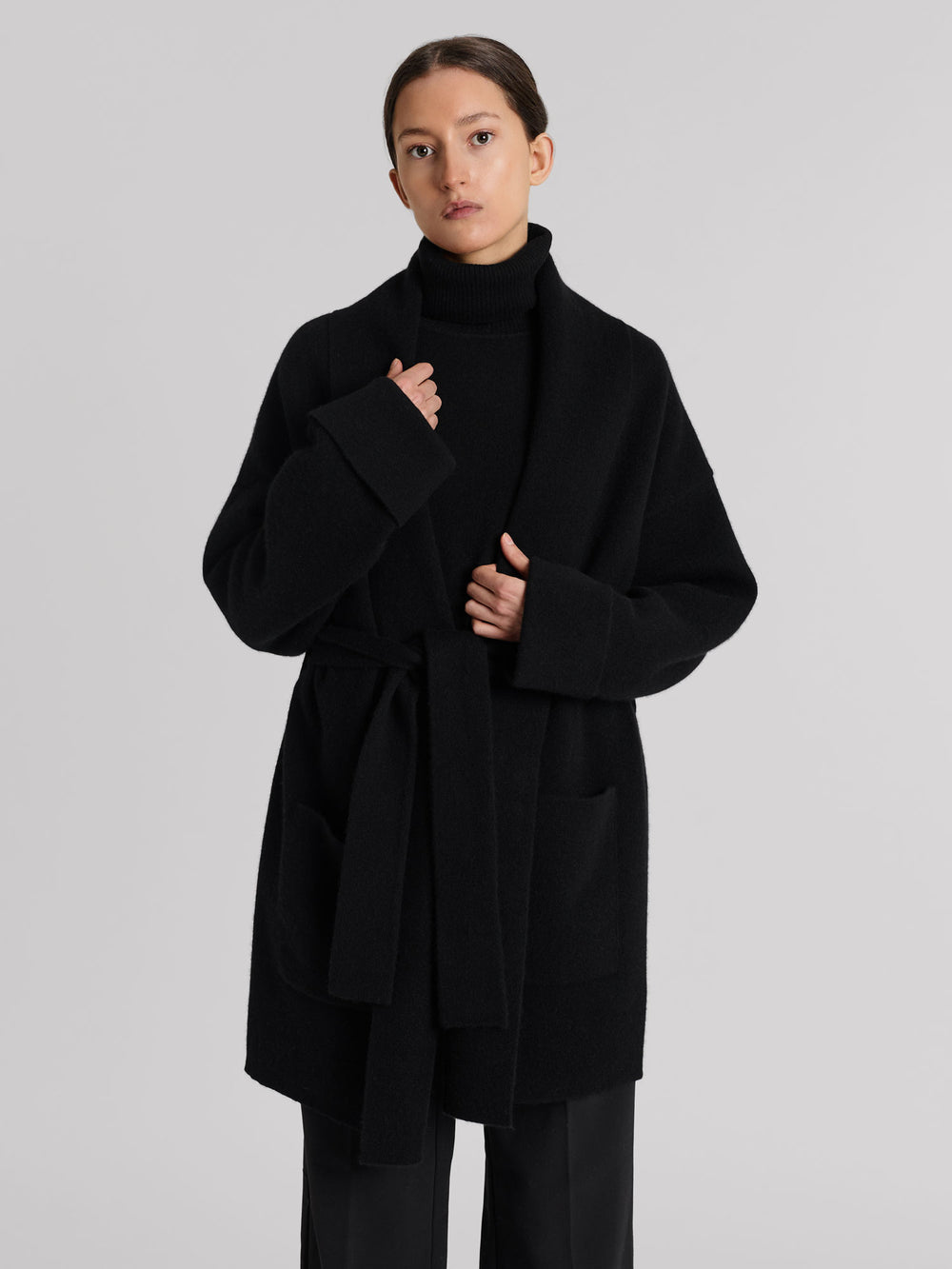 Cashmere coat "Liv" in 100% pure cashmere. Scandinavian design by Kashmina. Color: Black.