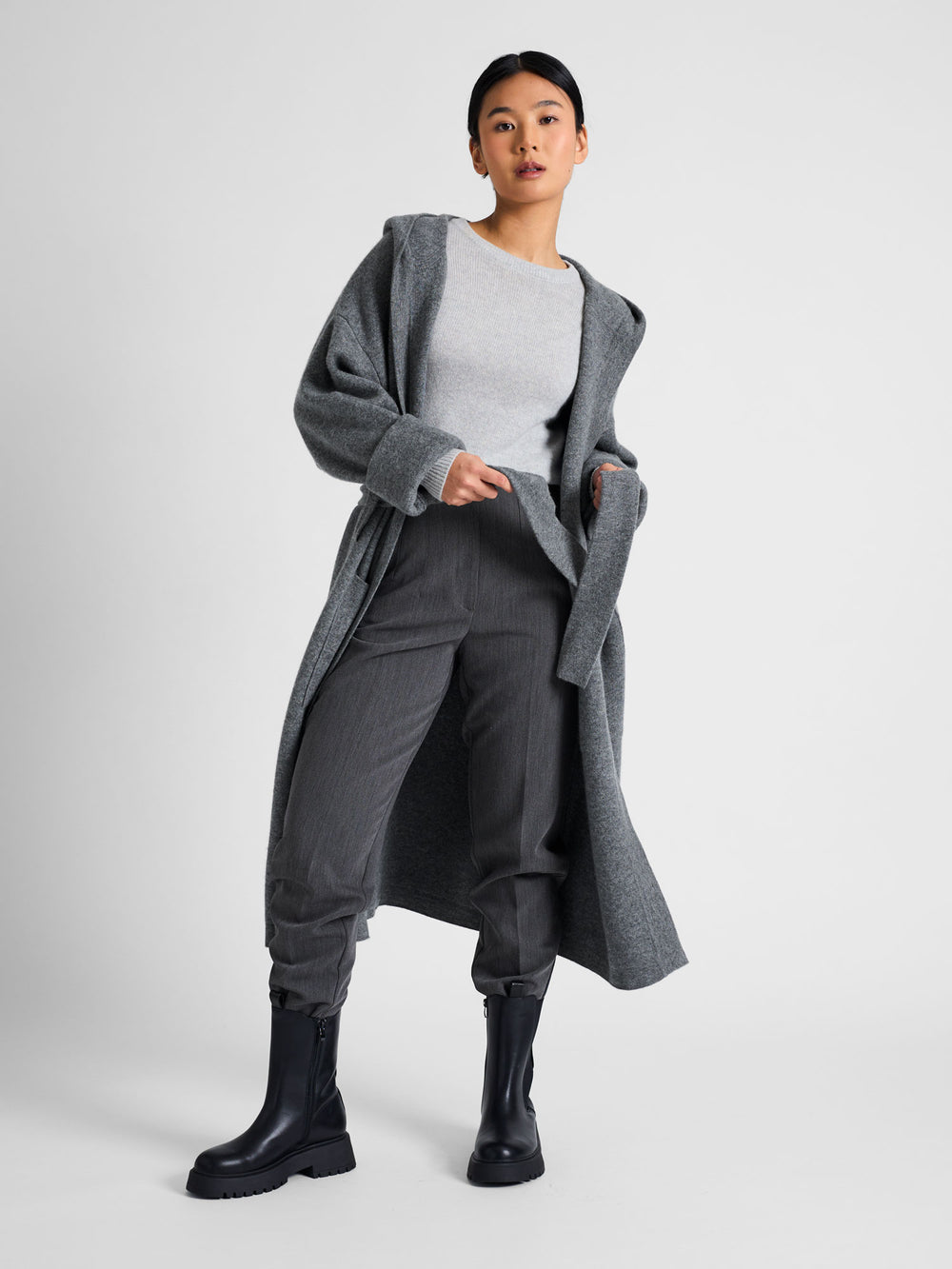 Cashmere coat "Nora" in 100% pure cashmere. Scandinavian design by Kashmina. Cashmere hooded cardigan. Color: Dark Grey.