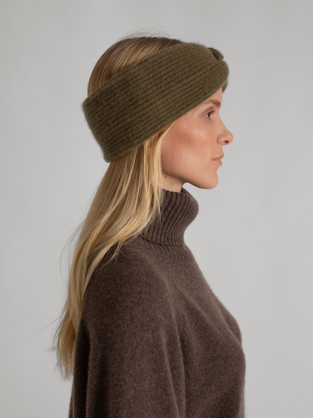 Cashmere head band Freya in 100% cashmere. Color: Hunter (dark green). Scandinavian design from Kashmina