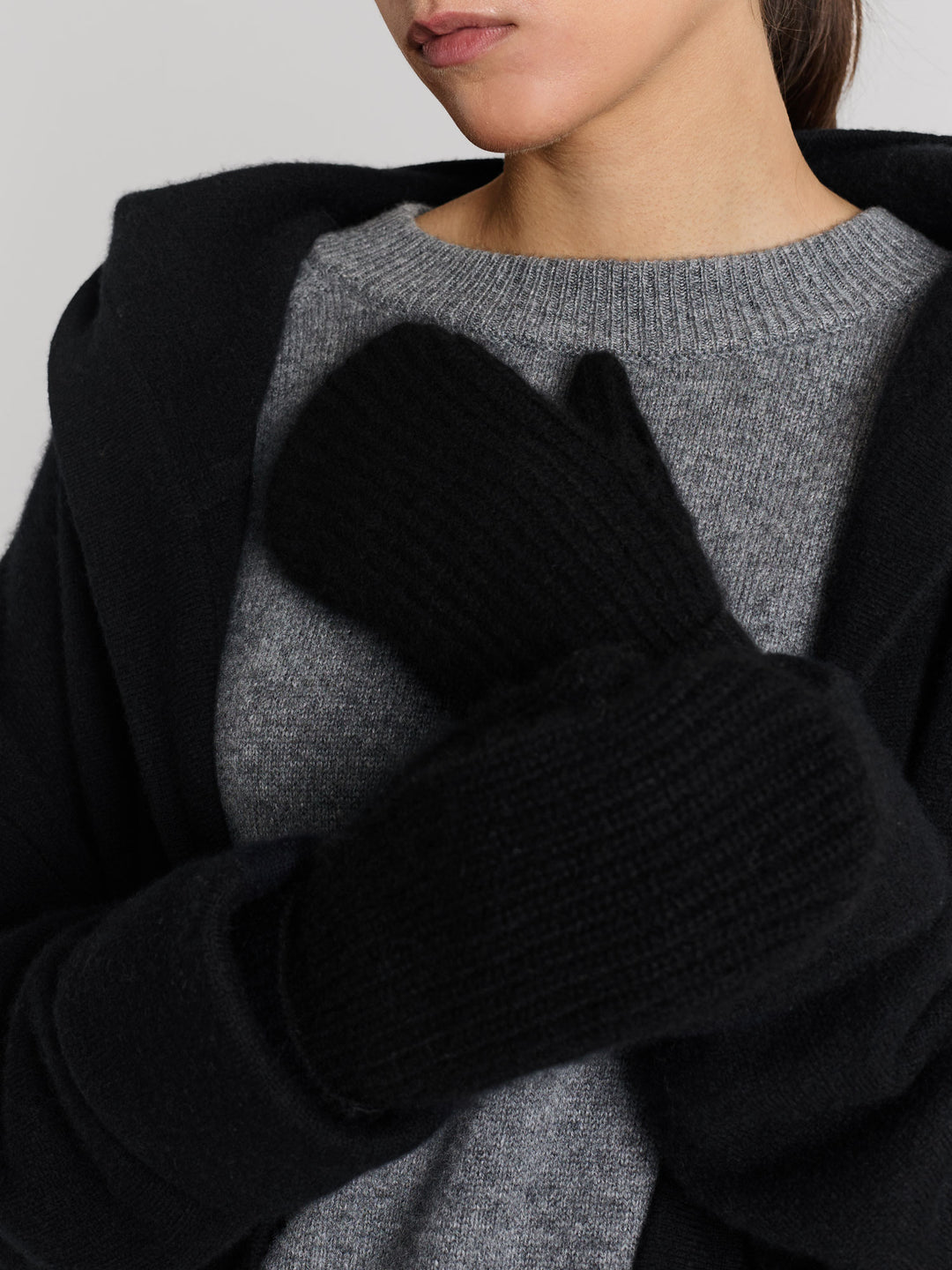 "Elva" cashmere mittens in 100% pure cashmere. Scandinavian design by Kashmina. Color: Black.