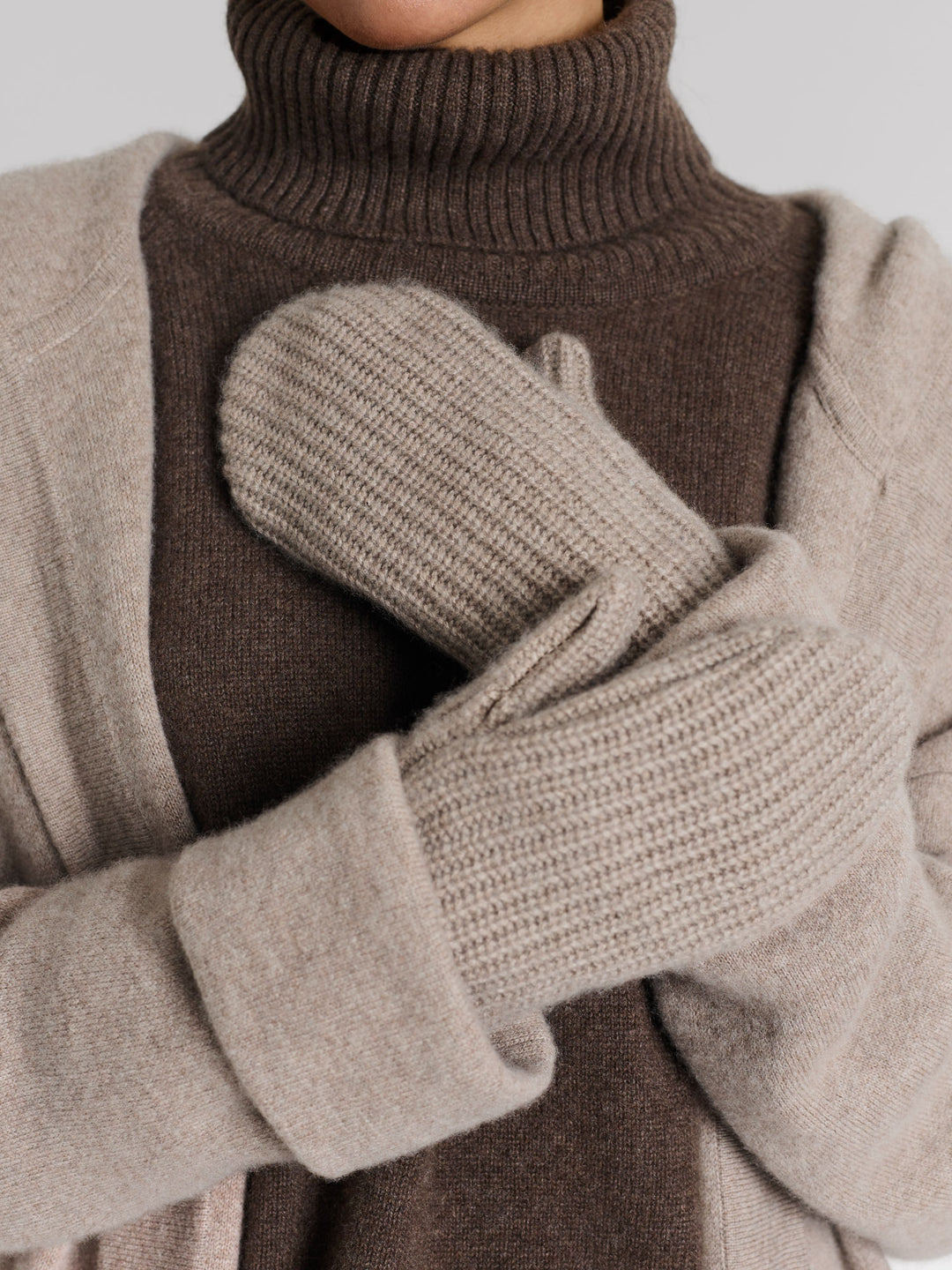 "Elva" cashmere mittens in 100% pure cashmere. Scandinavian design by Kashmina. Color: Toast.