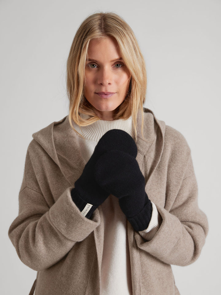 Cashmere mittens "Fryd" in 100% pure cashmere. Scandinavian design by Kashmina. Color: Black.