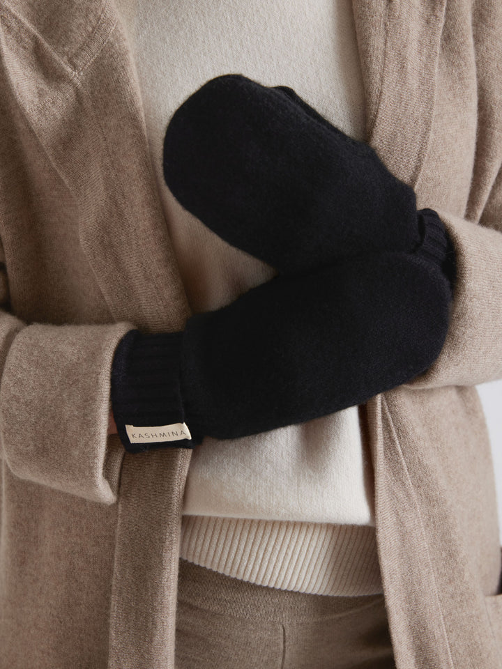 Cashmere mittens "Fryd" in 100% pure cashmere. Scandinavian design by Kashmina. Color: Black.