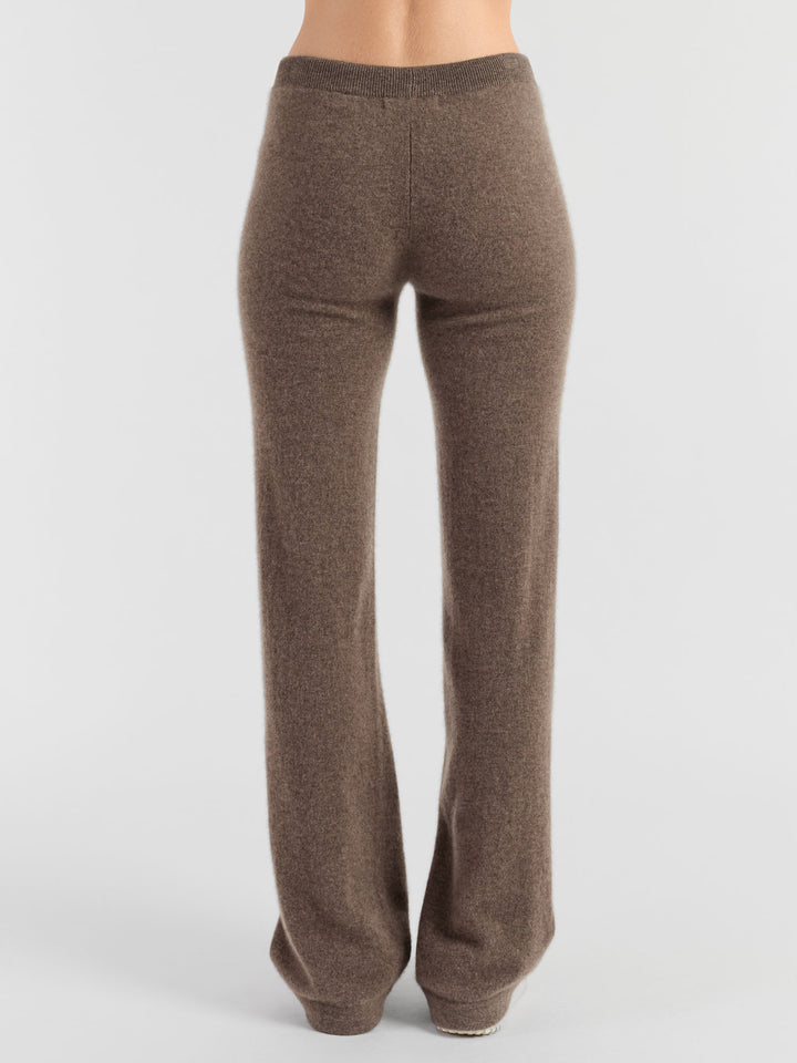 Cashmere pants "classic pants"  in 100% pure cashmere. Color: Dark Toast. Scandinavian design by Kashmina.