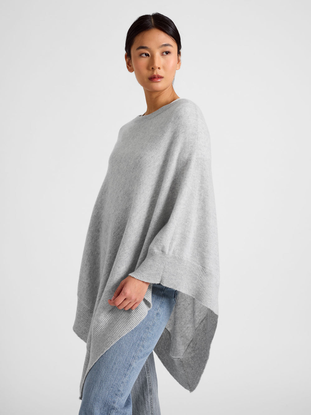 Cashmere poncho "Haddy" in 100% pure cashmere. Scandinavian design by Kashmina. Color: Light Grey.