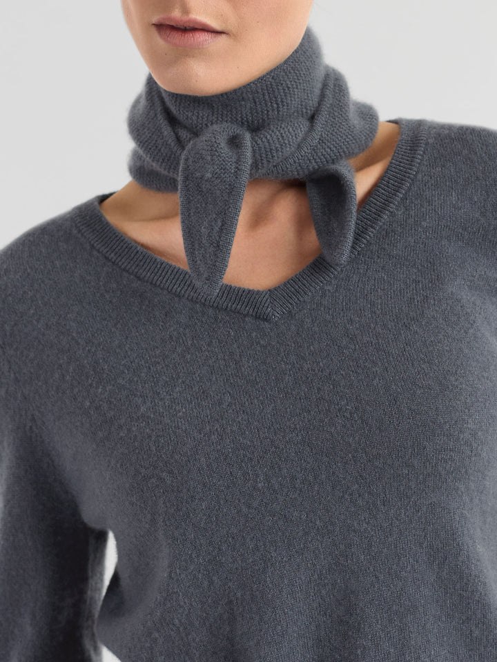 Small cashmere scarf "Alfie" in 100% pure cashmere. Scandinavian design by Kashmina. Color: Blue Fog.