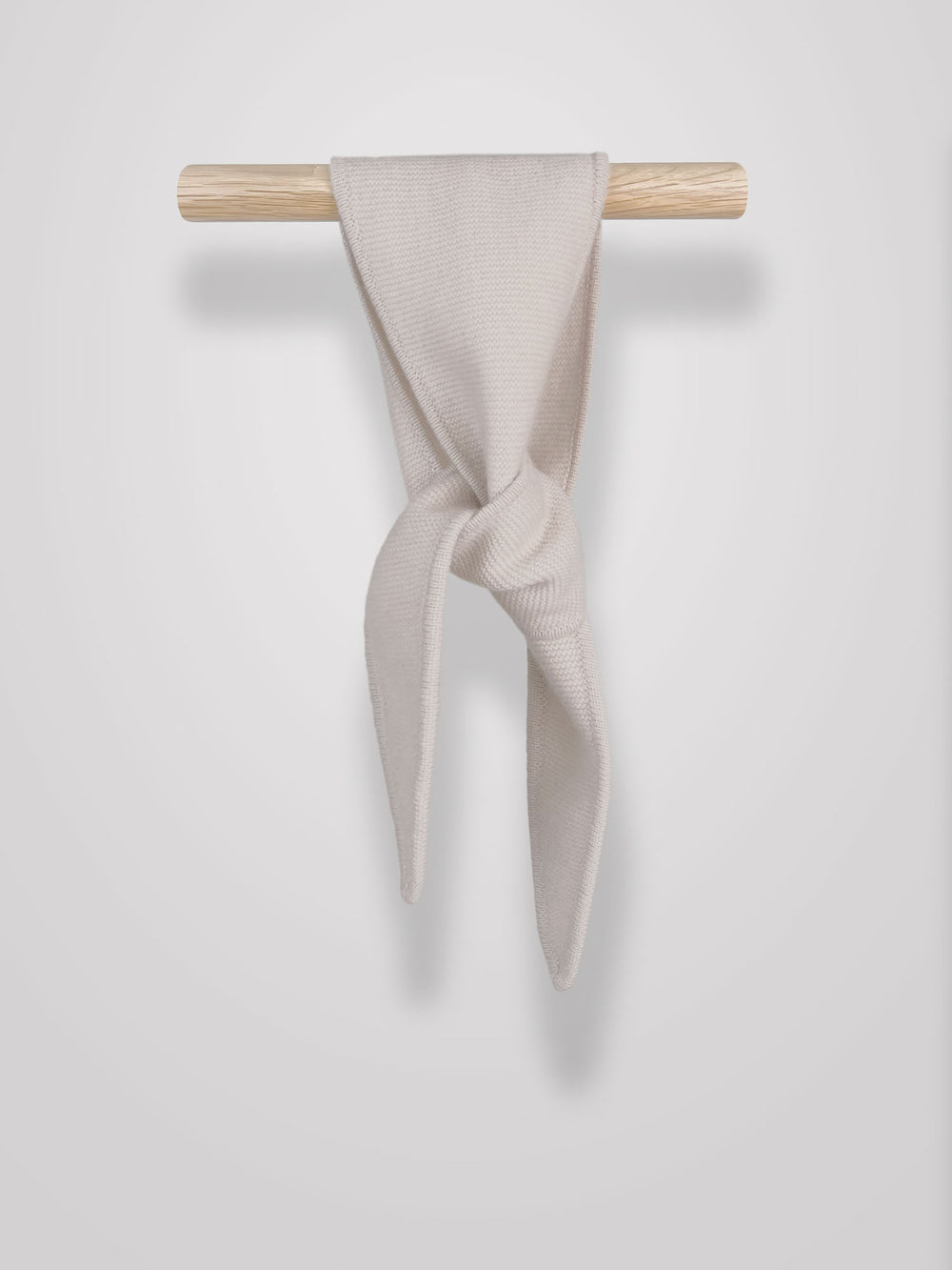 Small cashmere scarf "Alfie" in 100% pure cashmere. Scandinavian design by Kashmina. Color: Cream.