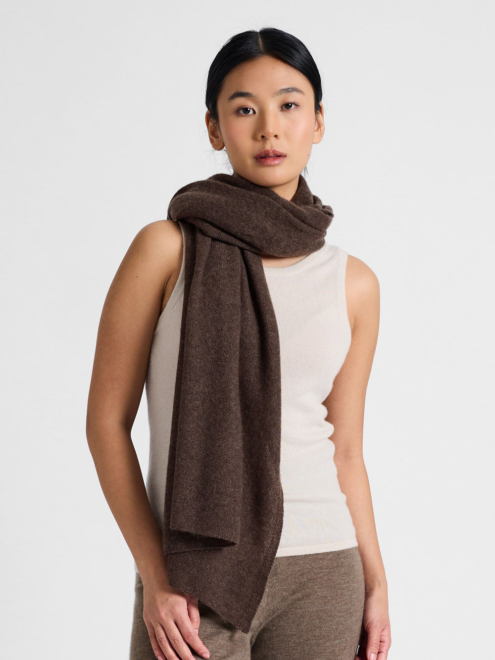 Cashmere scarf "Flow" 100% cashmere from Kashmina. Norwegian design. Color: Dark Brown.